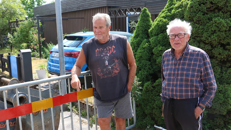 Grannarna Börje Wallerstedt och Sven Isaksson fick en pratstund medan de följde arbetet med att hitta läckan på Blockstigen.