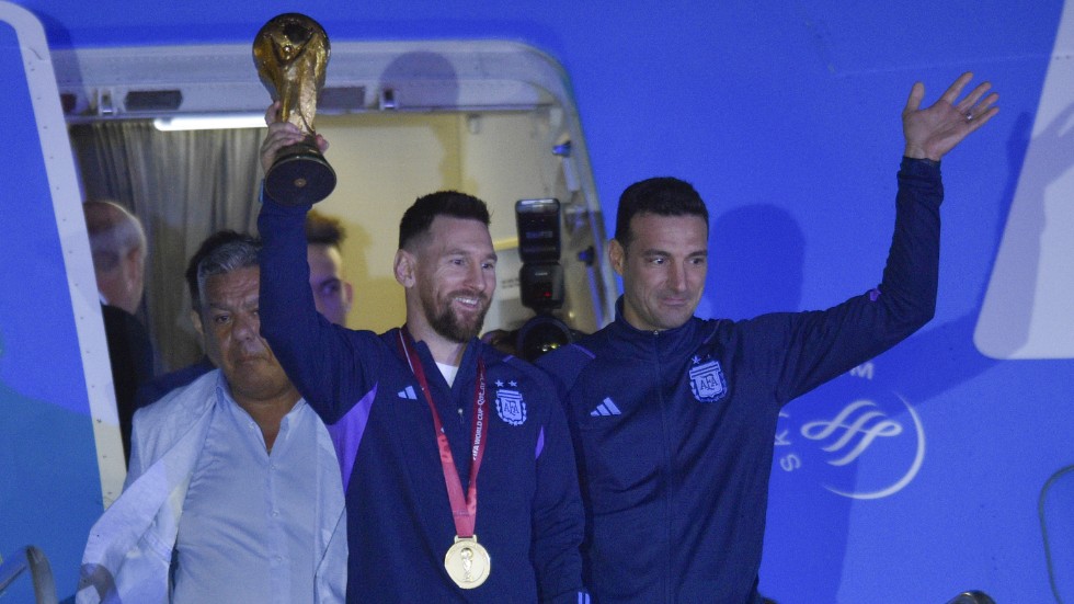 Argentinas förbundskapten Lionel Scaloni, till höger, vill att Lionel Messi, till vänster, ska vara lycklig. Arkivbild.