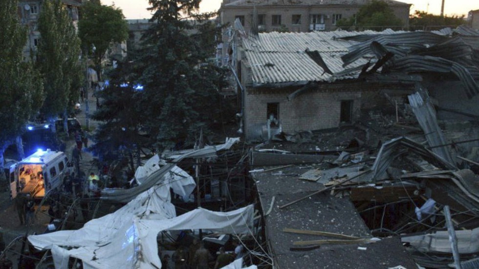 Sökinsats vid resterna av den bombade pizzerian i Kramatorsk. Bilden togs på tisdagskvällen.