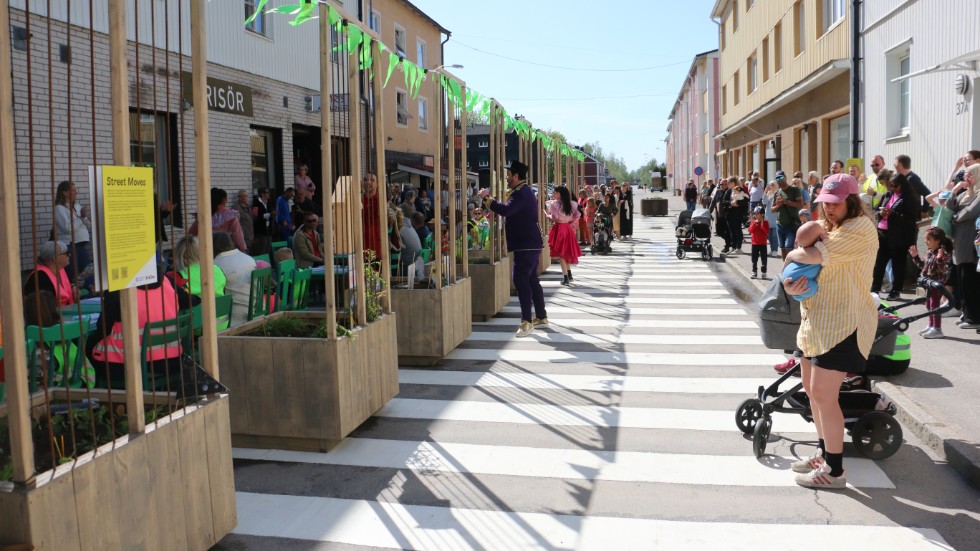 En hel del folk samlades på Oskarsgatan för att följa invigningsföreställningen på Hultsfredsdagen i maj.