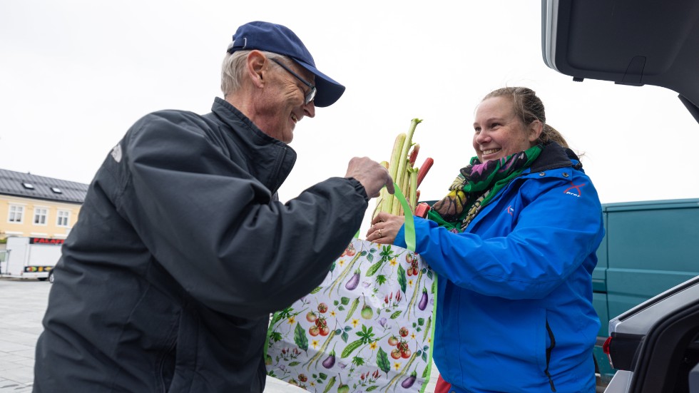 Nyskördat. Roger Elgnäs från Östersund hämtar rabarber som hans fru beställt från bonden Stina Dahlquist.