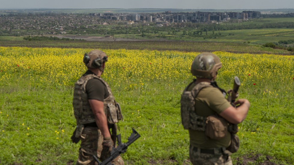 Ukrainska soldater blickar mot den omstridda staden Bachmut. En stor motoffensiv sägs nu ha blivit påbörjad i annan riktning, längre söderut mot de ockuperade delarna av länet Zaporizjzja. Arkivbild.
