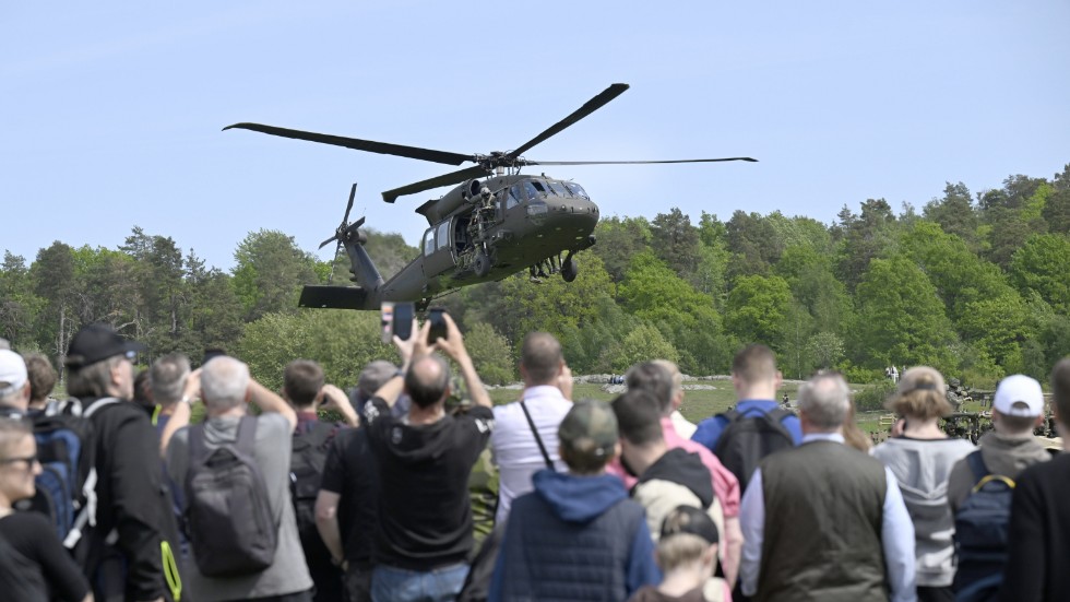 Armén firar 500 år på Gärdet i Stockholm på lördagen. Modern stridsförevisning, landsättning med helikopter 16 Blackhawk förevisas.