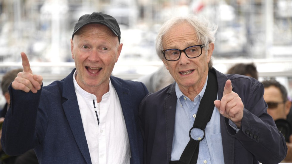 Manusförfattaren Paul Laverty tillsammans med Ken Loach på filmfestivalen i Cannes 2019. Arkivbild.