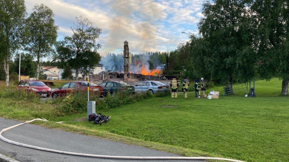 Folkets hus i Mörsil mellan Åre och Östersund totalförstördes vid en brand natten till fredagen.