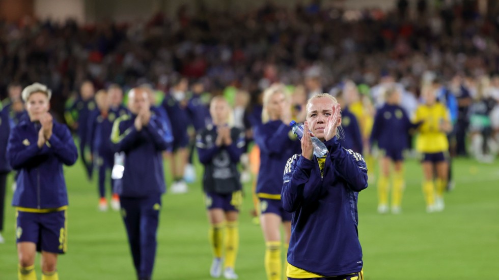 Caroline Seger tackar publiken efter 0–4-förlusten mot England.