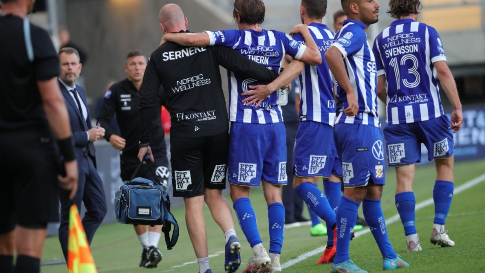 IFK Göteborgs Simon Thern leds av planen med befarad lårskada.