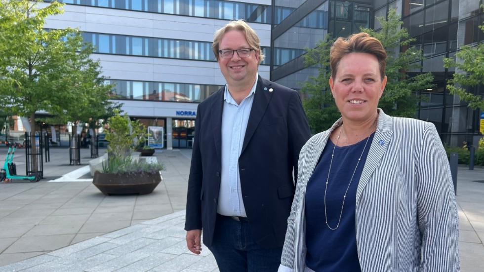 Marie Morell (M) och Fredrik Sjöstrand (M) anser att sjukvården är i kris i Östergötland och att det är dags att byta ledarskap i regionen. 