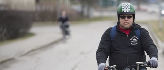 Owe kör moped på cykelbanan – och får skäll