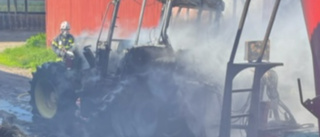 I dag: Traktor totalförstördes i brand – stod nära byggnad