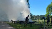 Brand i husvagn på camping – se klippet när räddningstjänsten släcker den