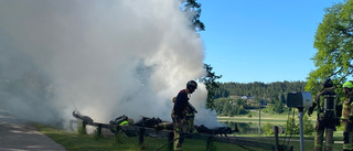 Brand i husvagn på camping – se klippet när räddningstjänsten släcker den