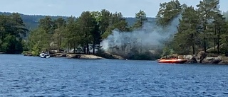 Brand på ö i Åsunden – räddningstjänsten ryckte ut med båt