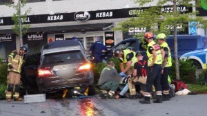 Polis jagade stulen bil i centrala Norrköping – två till sjukhus 