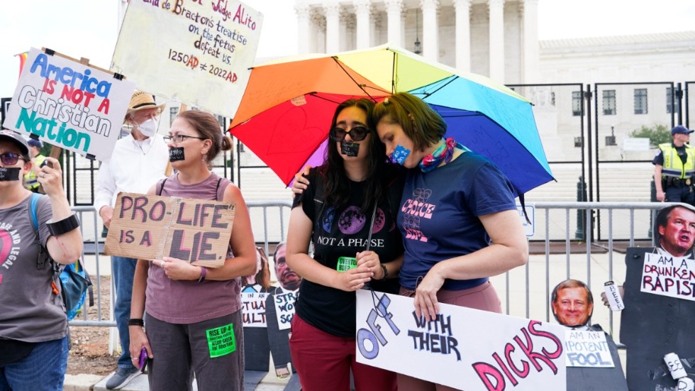 Abortförespråkare sörjer utanför Högsta domstolen i Washington på fredagen.