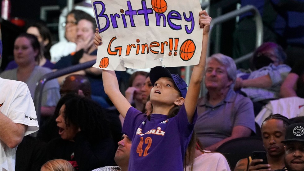 En Phoenix-supporter stöttar Brittney Griner under en WNBA-match i maj. Arkivbild.