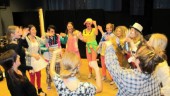Många roller i musikalen