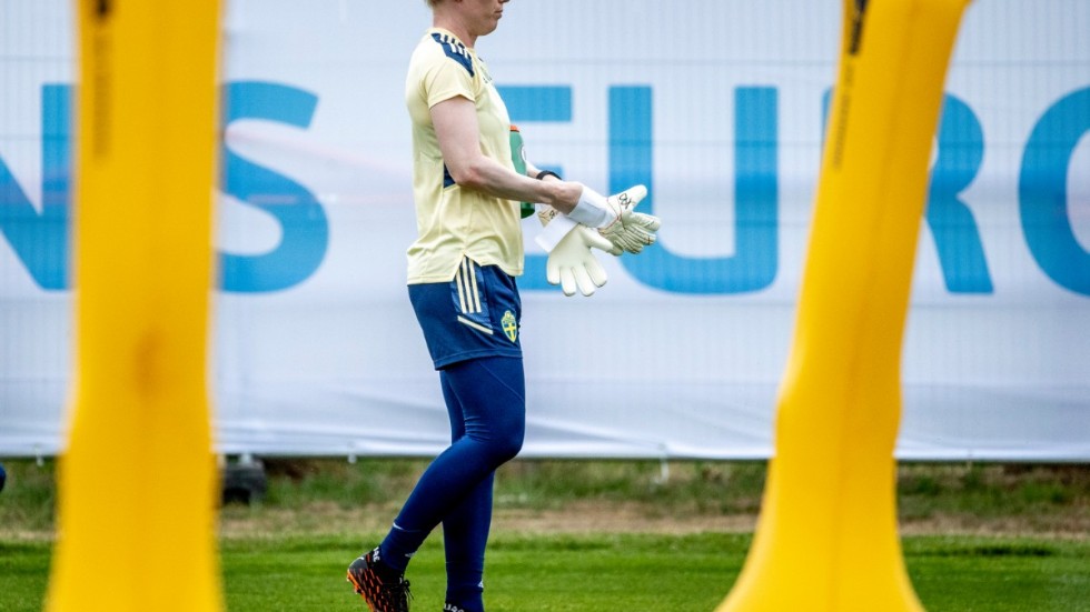 Hedvig Lindahl under tisdagens träning med det svenska EM-laget. I samband med träningen meddelade damallsvenska Djurgården att man värvat den svenska landslagsmålvakten.