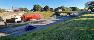 Lastbil körde in i bron vid Beckershovsrondellen – föraren bötfälldes • Trafiken avstängd under dagen