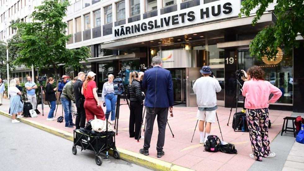 Pressuppbåd utanför Näringslivets hus i Stockholm där förhandlingarna avslutats och besked om strejk kommit.
