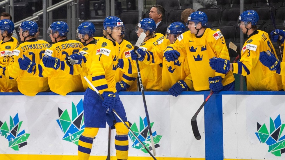 Simon Edvinsson gjorde det första målet i Sveriges 6–0-kross mot Österrike i JVM-gruppspelet.