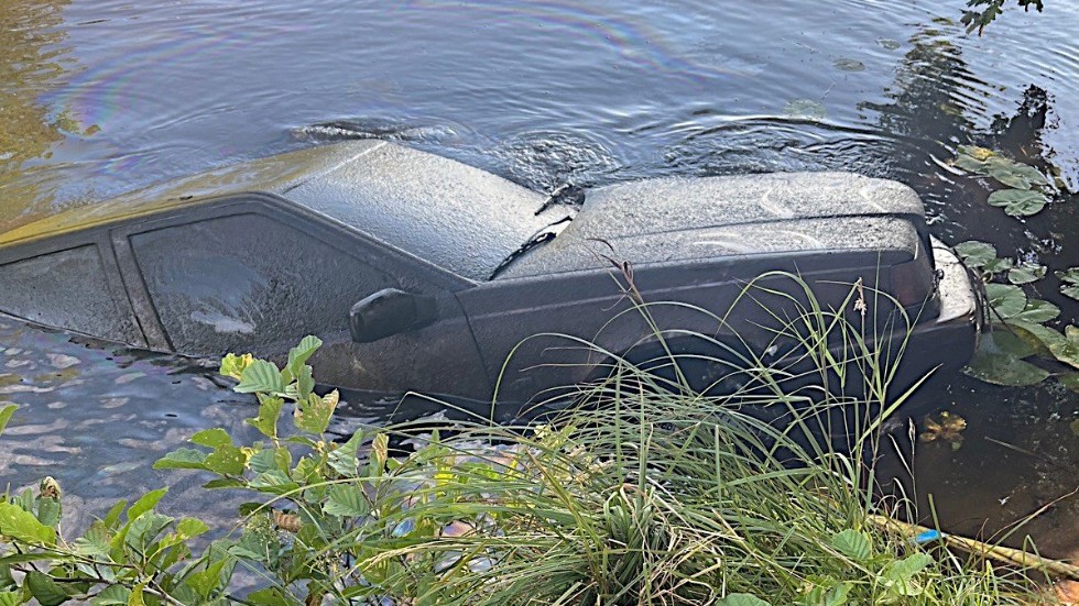 Bilen som hittades i ån stals i april 2021 och kan ha legat där hela tiden. Den hittades dock till slut av en kanotist, som tack vare lågt vattenstånd fick ögonen på den.