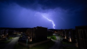 SMHI går ut med varning för rejält oväder • Åska och stora regnmängder: ”Skyfallsliknande” • Risk för strömavbrott och översvämningar
