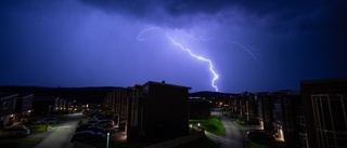 SMHI går ut med varning för rejält oväder • Åska och stora regnmängder: ”Skyfallsliknande” • Risk för strömavbrott och översvämningar