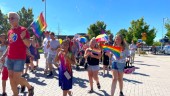 Kärlek, skratt och värmebölja – under årets Pride day i Vingåker: "En viktig kamp"