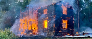 Västerbottensgård i Gummark brann ner till grunden  • Grannarna larmade • Se bilder och film på branden