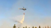 TV: Här vattenbombar MSB:s helikopter svåra skogsbranden