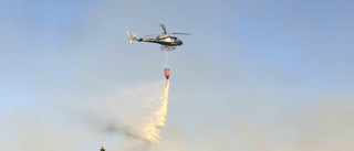 TV: Här vattenbombar MSB:s helikopter svåra skogsbranden
