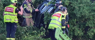 Bil voltade av vägen och in på idrottsplats – en person förd till sjukhus i ambulans