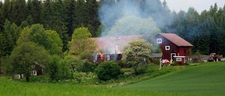 Villa utanför Nyköping brinner ner till grunden – familjen på sjukhus