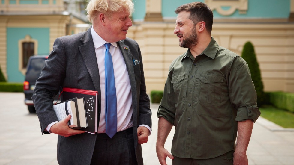 Storbritanniens premiärminister Boris Johnson och Ukrainas president Volodymyr Zelenskyj i Kiev på fredagen.