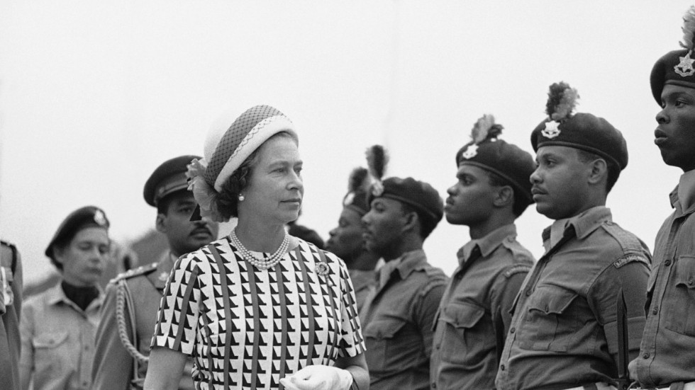 Drottning Elizabeth besökte Barbados i oktober 1977, och togs emot av en hedersvakt på flygplatsen.