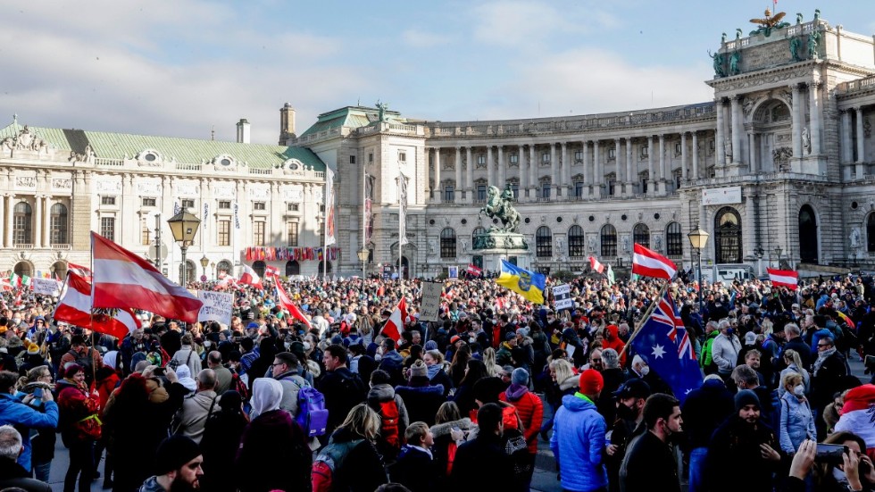 Under lördagen samlades tusentals i Wien för att demonstrera mot Österrikes nedstängning och planerade vaccinkrav.