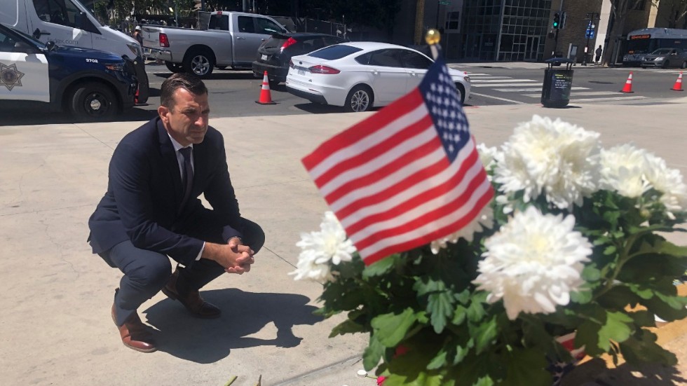 San Joses borgmästare Sam Liccardo vid en tillfällig minnesplats efter en masskjutning där nio personer sköts till döds vid en bangård i maj i fjol. Arkivbild.