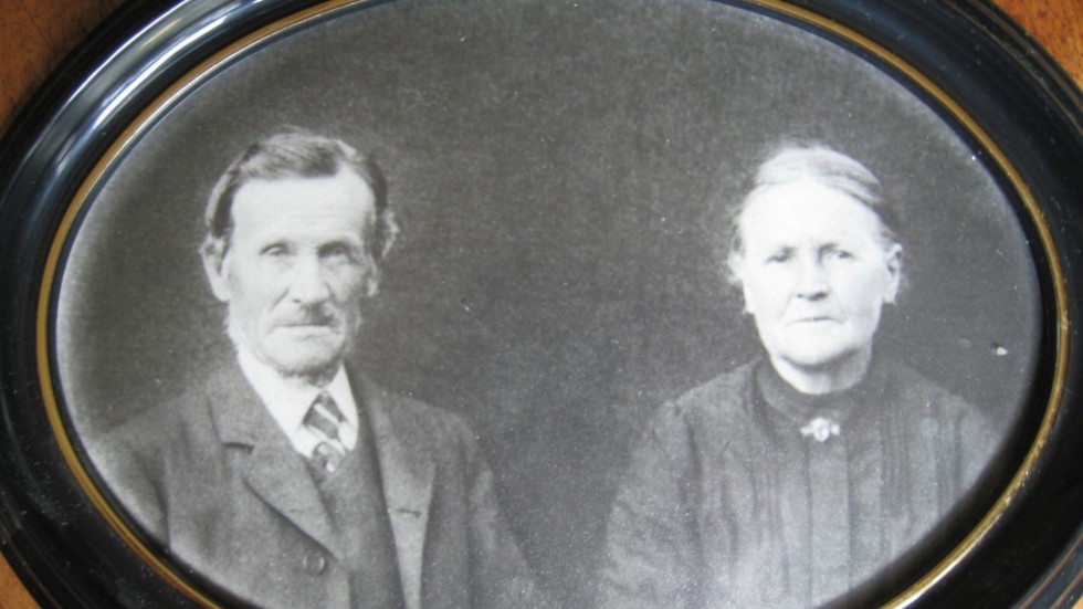 Krönikörens morfars föräldrar strax innan hans mor Lotta Maria Bengtsdotter dog i spanska sjukan 1918. Hans far hette Emanuel Dahlberg. 