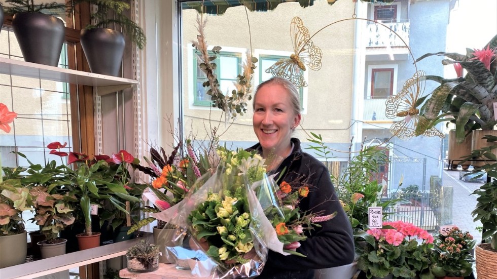 "Vi är kanske inte bland de mest drabbade butikerna. Folk har fortfarande unnat sig blommor hemma", säger Sofia Segerström som arbetar på Lindeborgs Blommor.