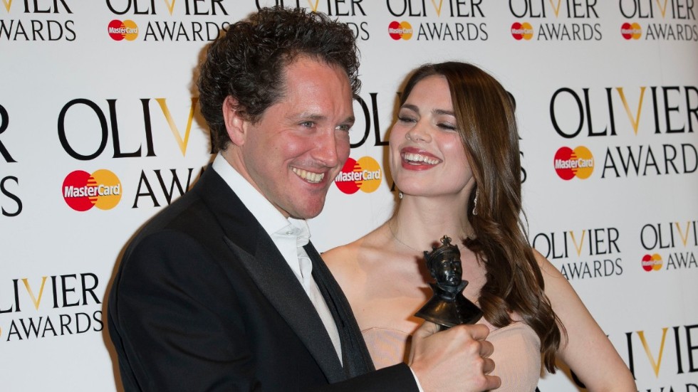 Bertie Carvel, här tillsammans med skådespelaren Hayley Atwell och en Oliver-statyett för bästa skådespelarprestation i en musikal 2012. Arkivbild.