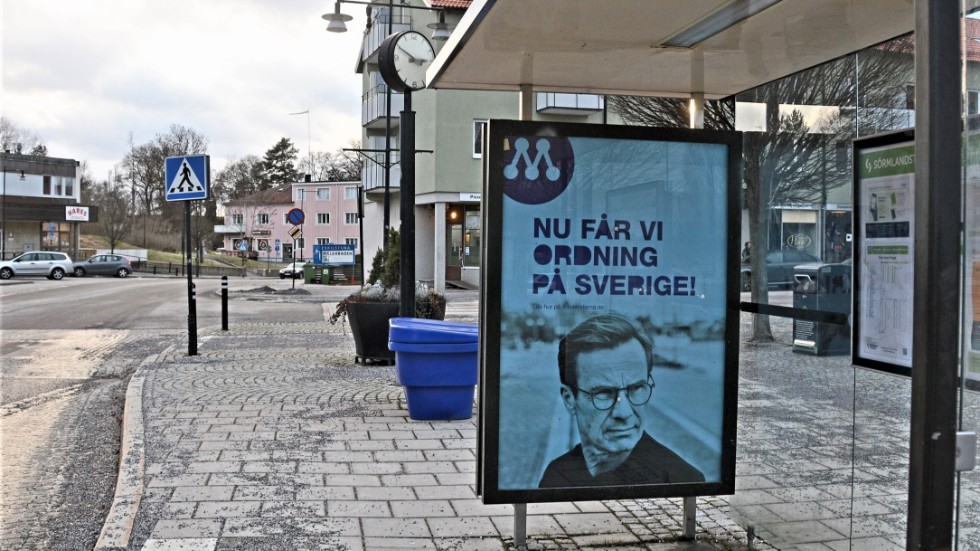 Att ha reklambudskap för ett politiskt parti i busskurer, på separata reklamtavlor eller reklampelare strider mot kommunens avtal med JC Decaux. Rolf Waltersson som skrivit insändaren fotade reklamen den 31 januari.