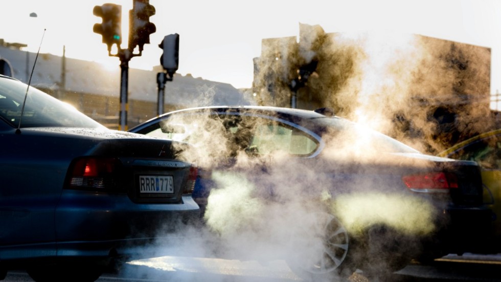 Biodrivmedel släpper ut lika mycket koldioxid som fossila drivmedel, när de förbränns i fordonets motor, menar insändarskribenten.