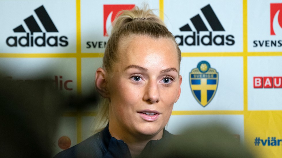 Stina Blackstenius under måndagens pressträff med fotbollslandslaget i Malmö.