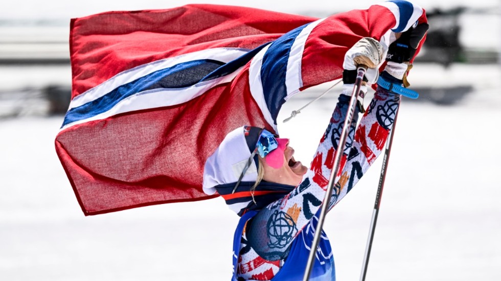 Therese Johaug tog sitt tredje OS-guld i vinterspelen när hon vann den tuffa tremilen.