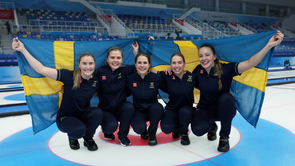 Lag Hasselborg med Sara McManus, Sofia Mabergs, Anna Hasselborg, Agnes Knochenhauer och reserven Johanna Heldin firar sitt OS-brons.