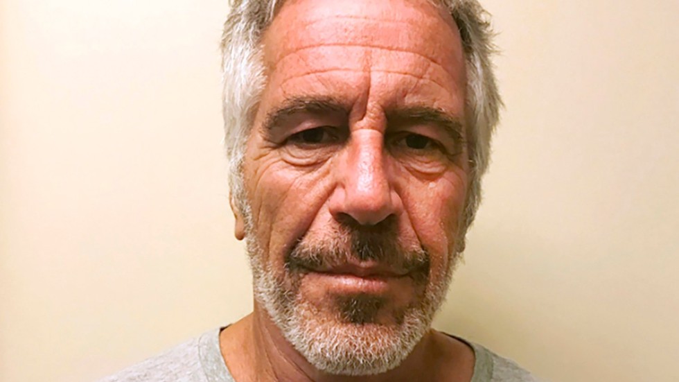Jeffrey Epstein greps i juli 2019 anklagad för att ha utsatt minderåriga flickor för människohandel, och hittades hängd i sin häktescell i New York månaden därpå.