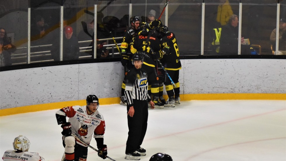 Jubel i Vimmerby. Besvikelse i Nybro. Vimmerby Hockey avgjorde hemmamatchen med två sekunder kvar att spela.