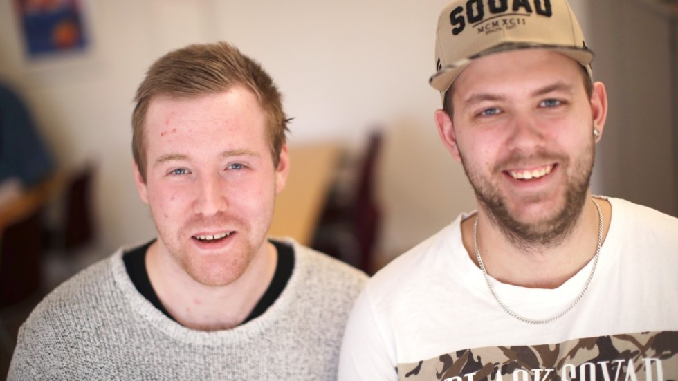 Bröderna Robin Dahlén och Christian Karlsson efter en pressträff i mars 2018 där åklagaren meddelade att de skrevs av från Kevinfallet.