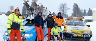 De kör genom Sverige i pimpade färggranna skrotbilar: ”Det är ett sätt att ha roligt med kompisar”
